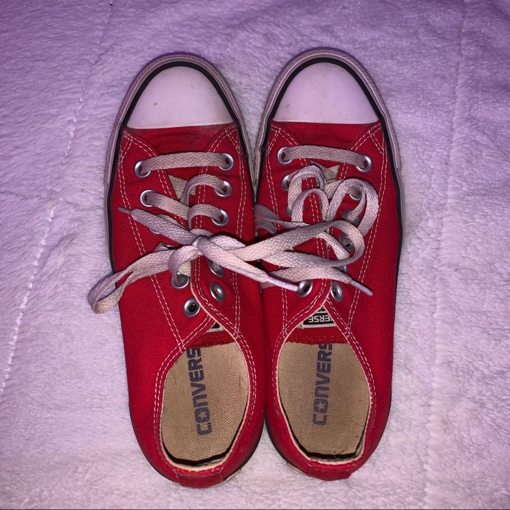 Red low top converse
